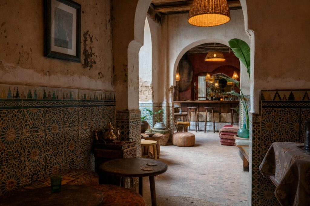 Salon latéral aux mosaïques avec service à thé