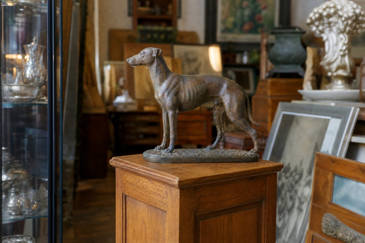 Sculpture de chien en bronze au centre d’une vue large de boutique