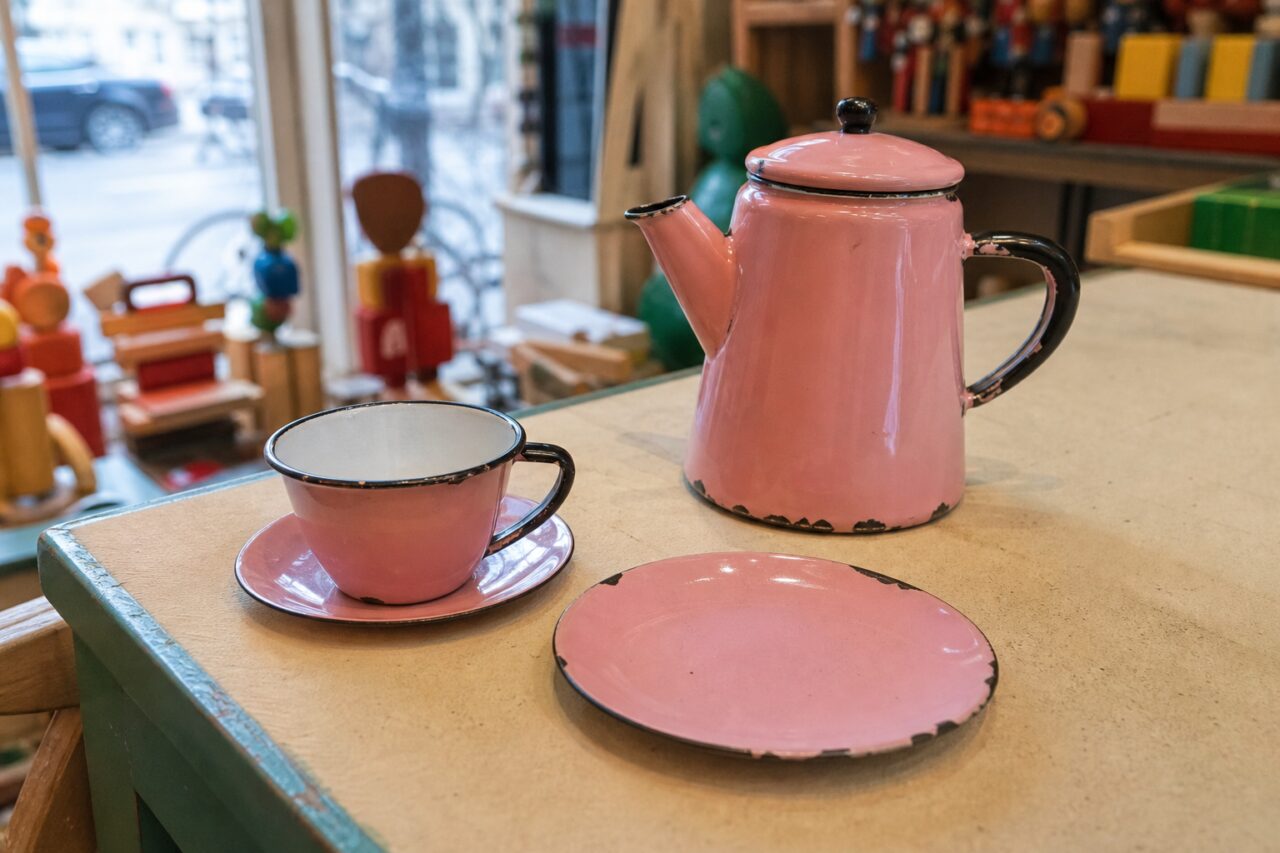 Pink set with pot, cup and plate