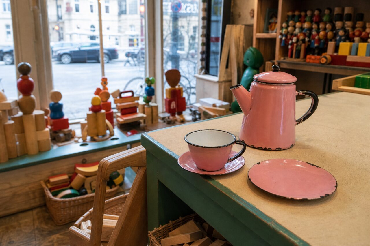 Roze set op een toonbank tussen houten voorwerpen