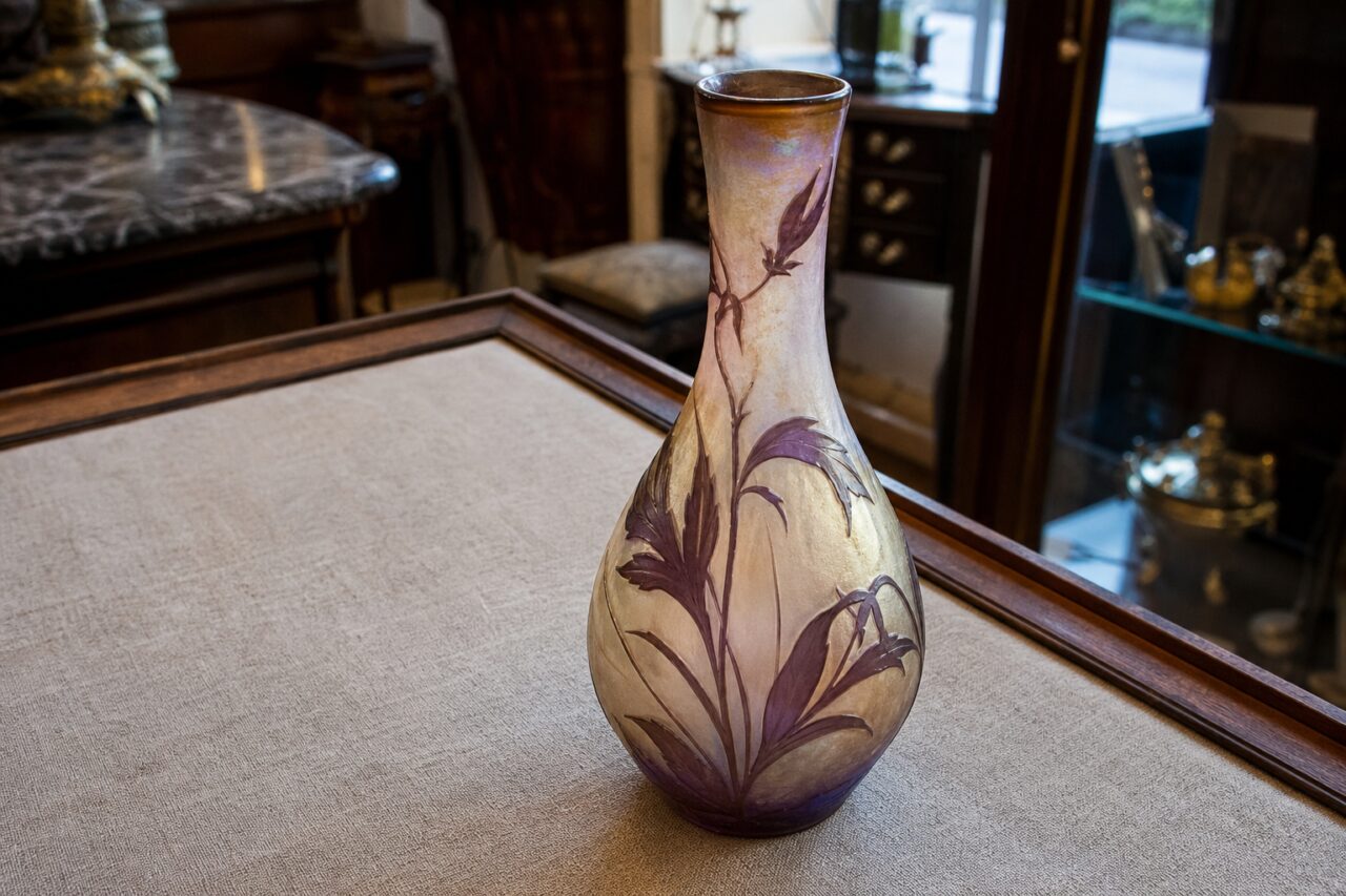 Irisierende Solifleurvase mit langen malvenfarbenen Blättern
