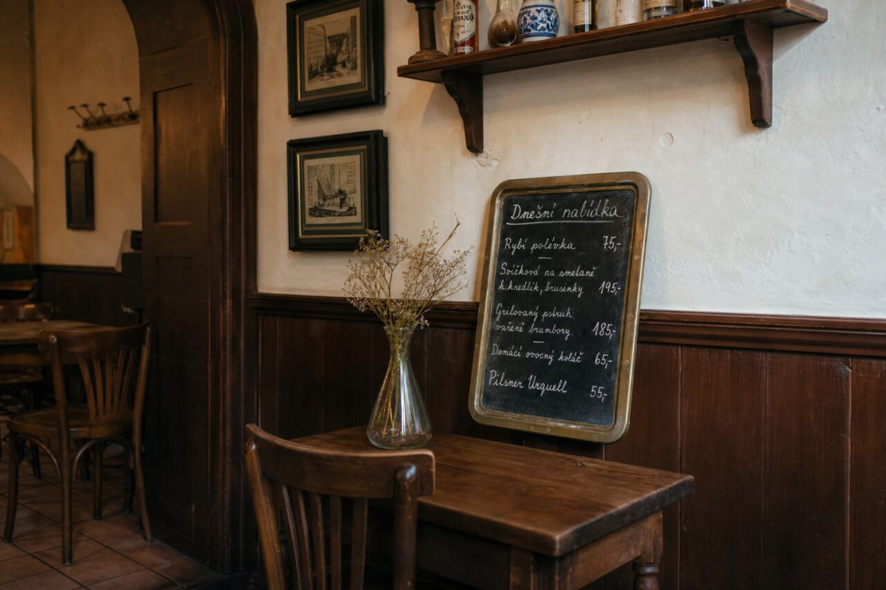 Tafel met menubord, stoel en wandplank