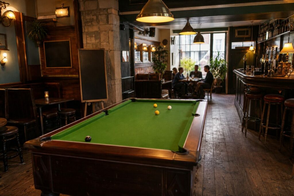 Grüner Billardtisch in einer Bar mit dunklem Holz