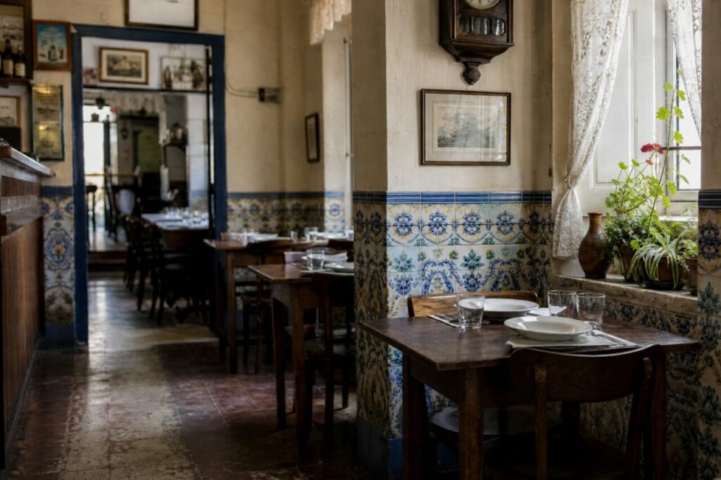 Mesa puesta, azulejos coloridos y plantas