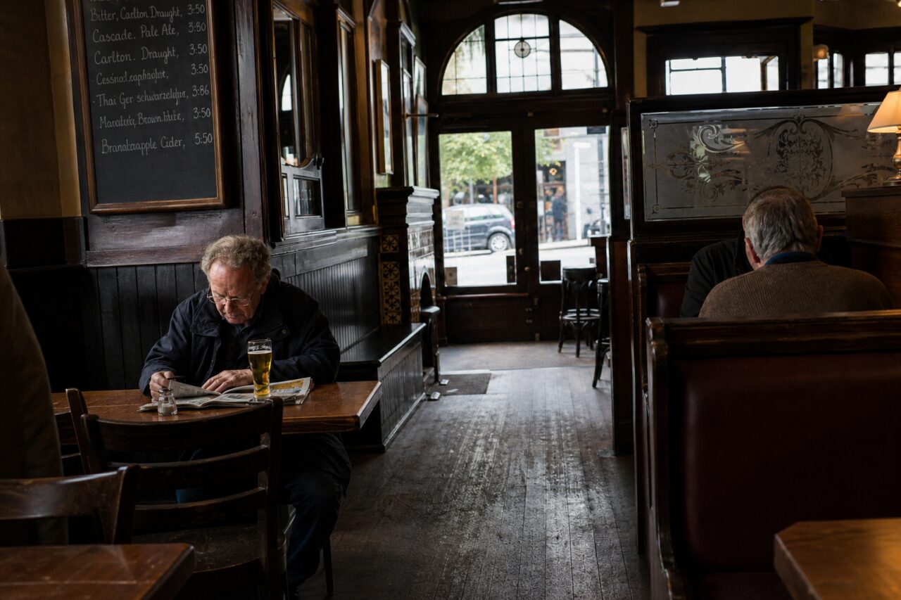 Table au journal sous un grand tableau à craie