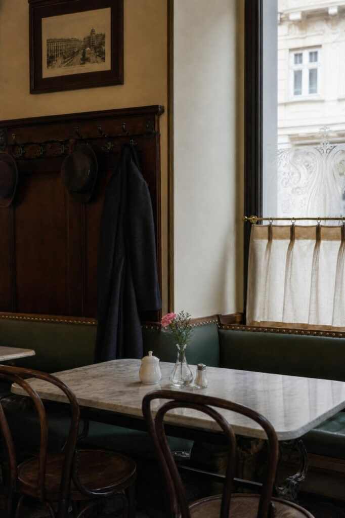 Table veinée sous manteau suspendu et petite fleur rose
