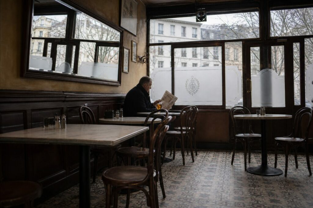 Tables alignées devant un miroir et de hauts vitrages