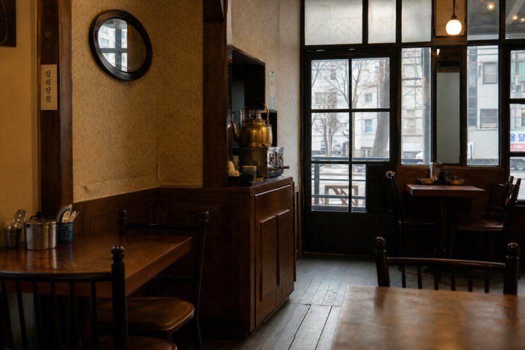 Tables vides face à la porte vitrée