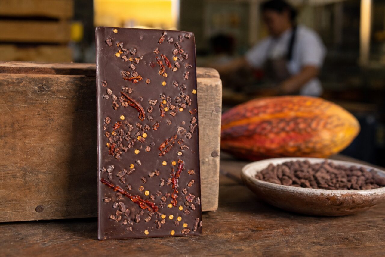 Tableta de chocolate negro con chile y cacao