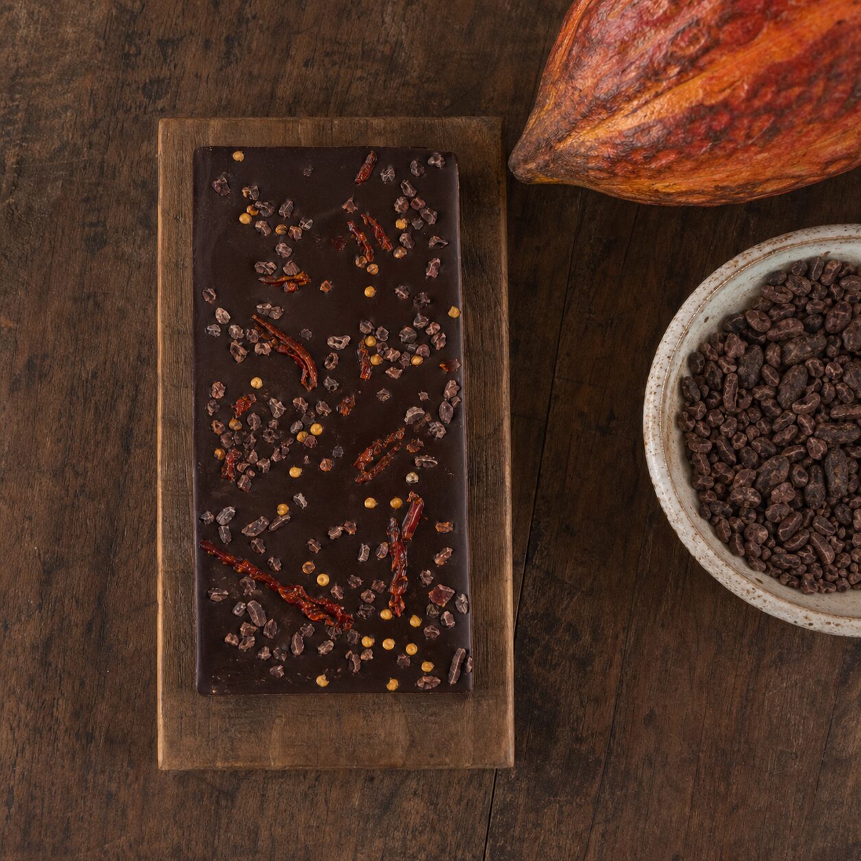 Tablete de chocolate com malagueta visto de cima