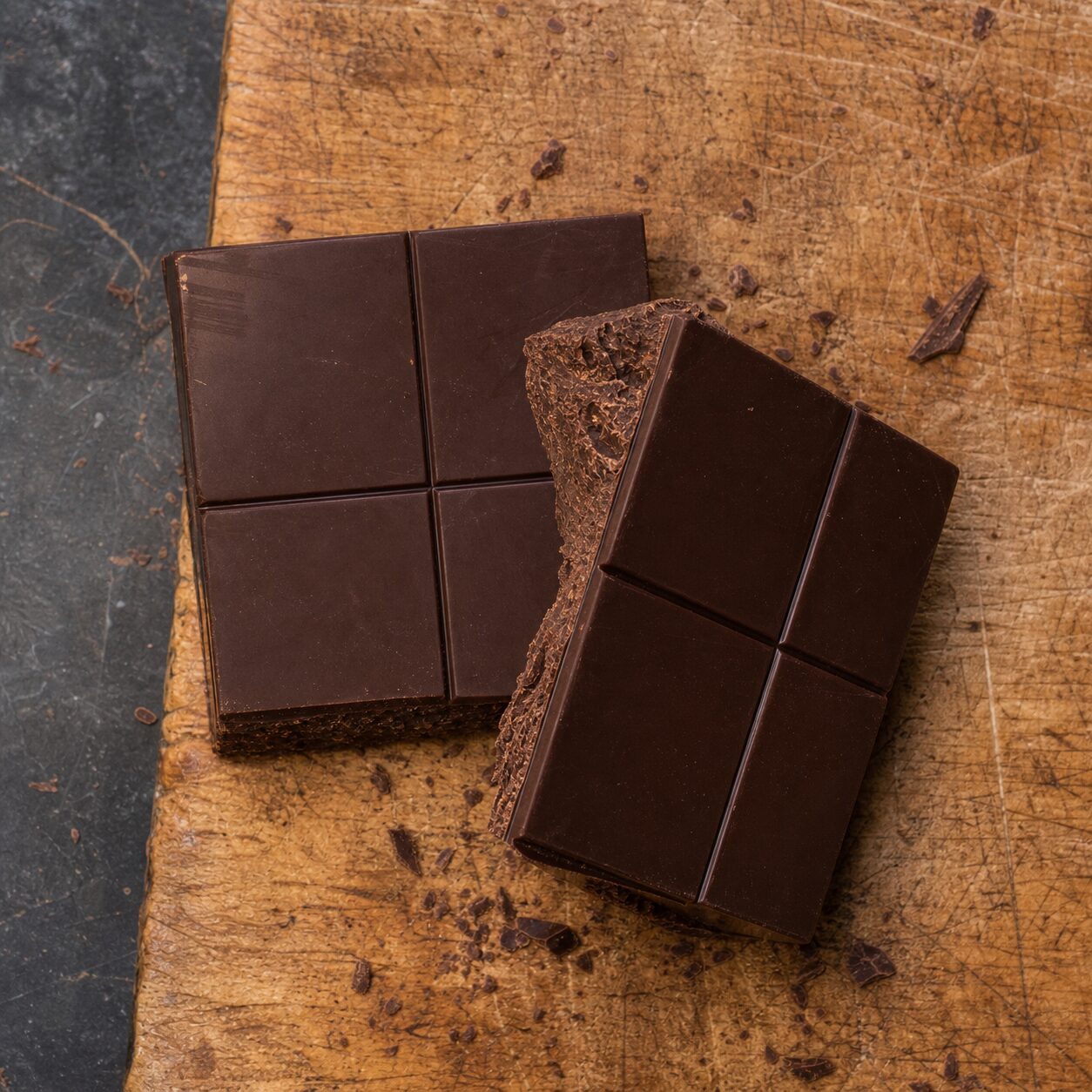 Tablettes de chocolat noir cassées dans une chocolaterie