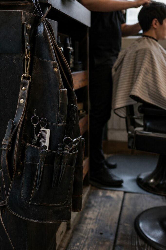 Tablier au premier plan près d’une personne au fauteuil