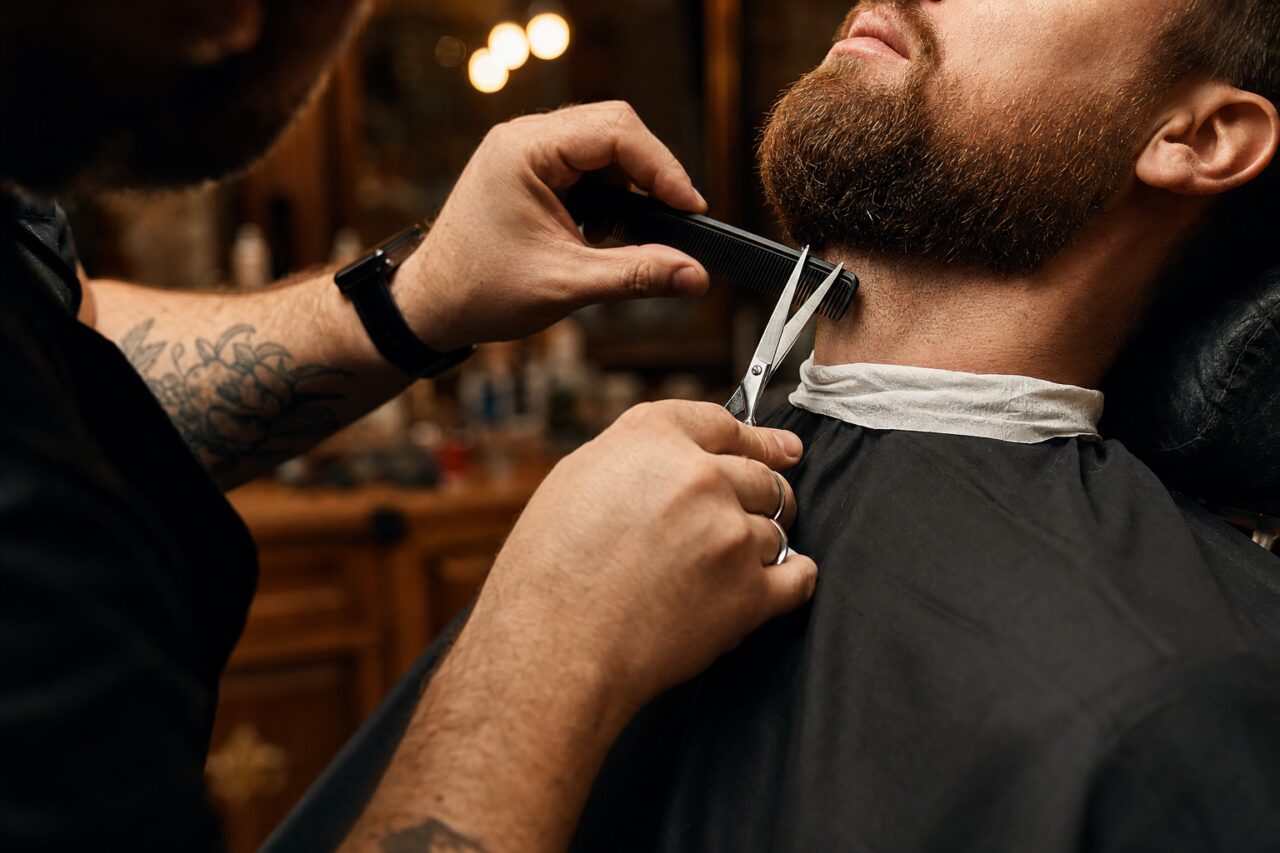 Taille aux ciseaux sous une barbe brune