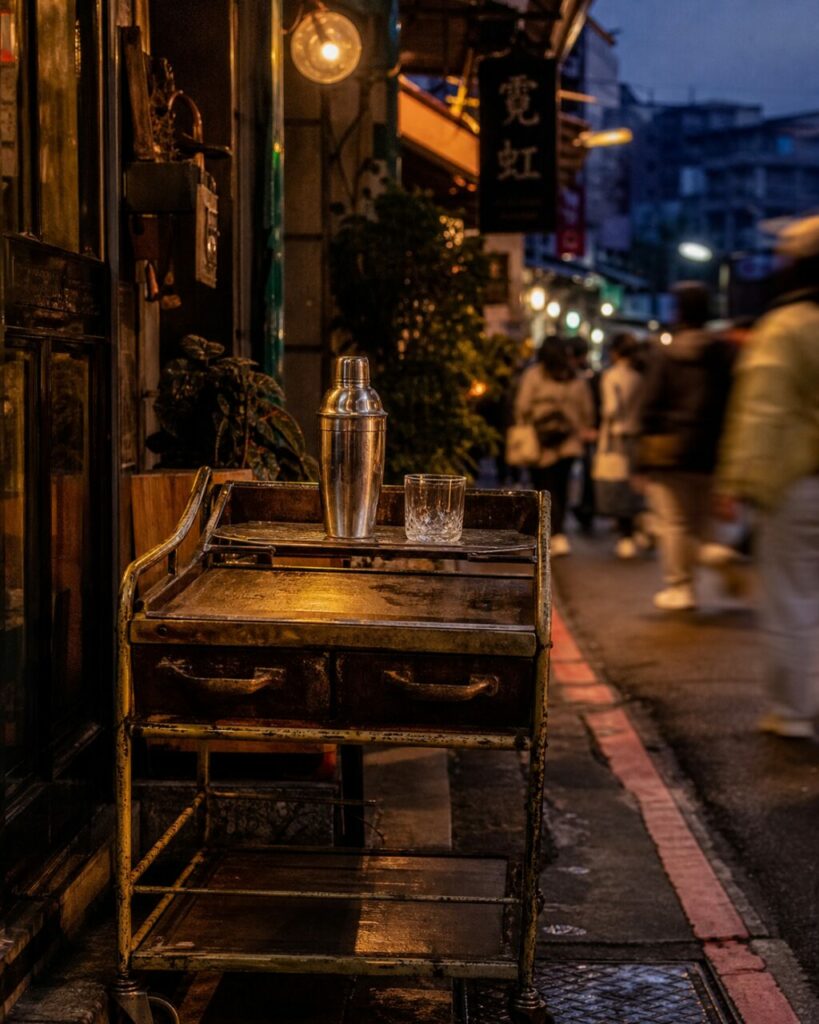Carrello di servizio con shaker in una strada animata di sera