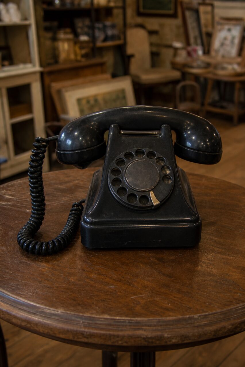 Schwarzes Bakelittelefon mit Wählscheibe