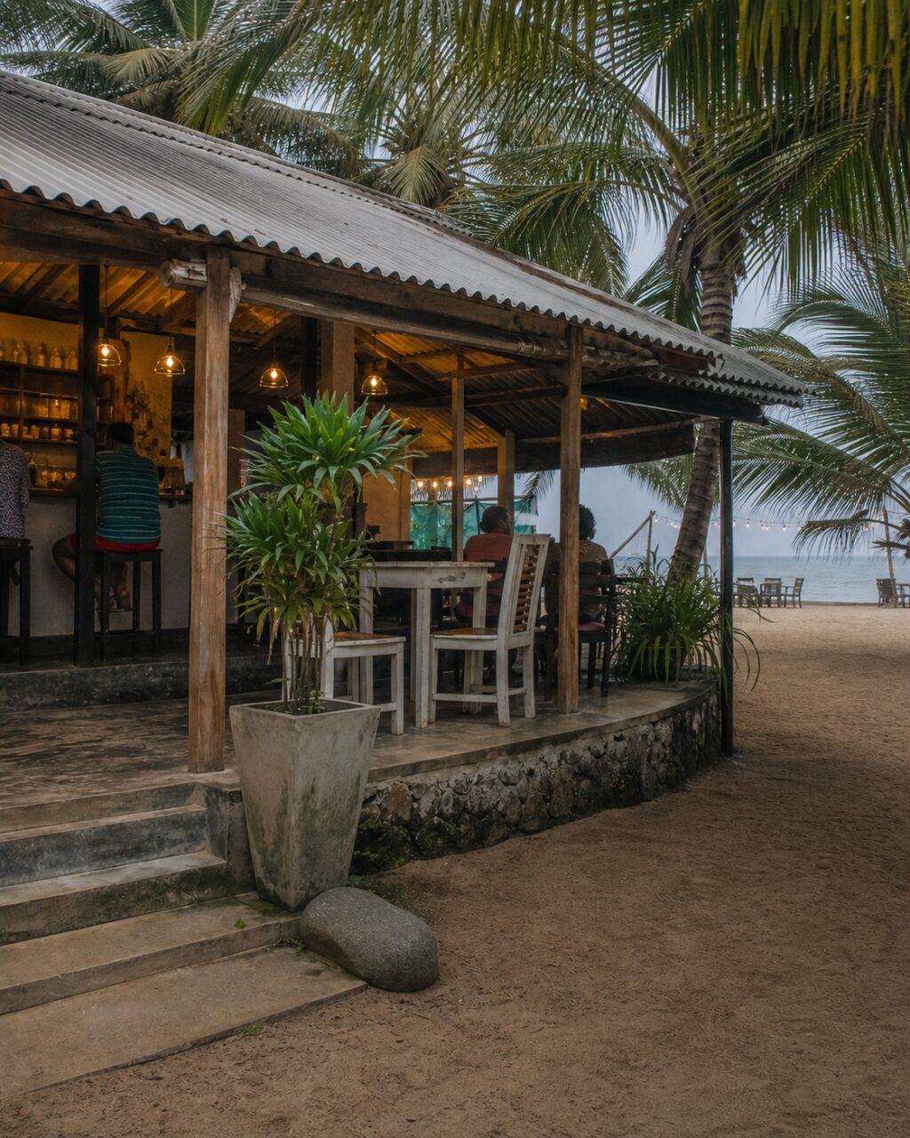 Terrasse verticale entre grand bac planté et mer