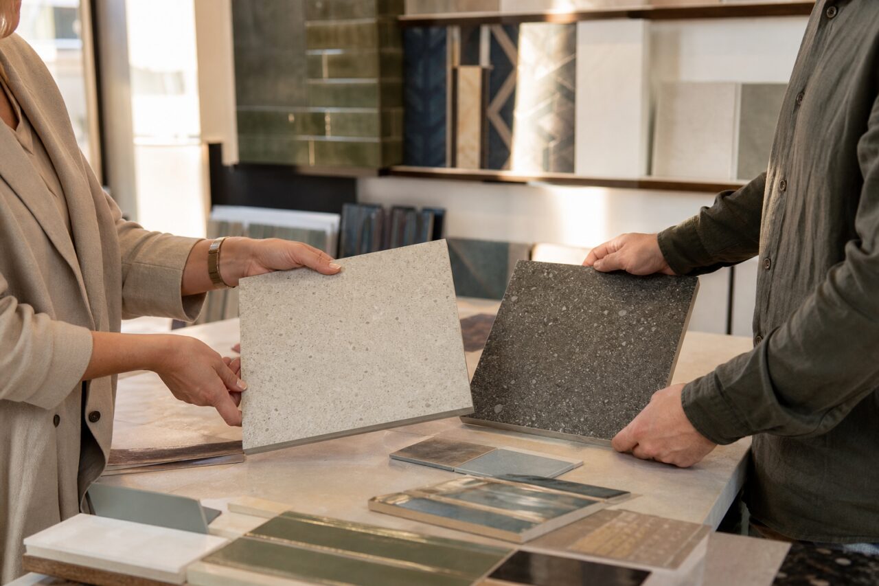 Twee grote tegels naast elkaar in de showroom