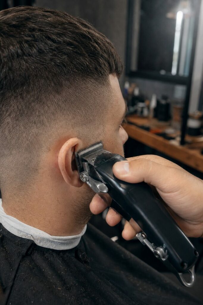 Haarschneider an der Ohrkante für einen kurzen sauberen Fade