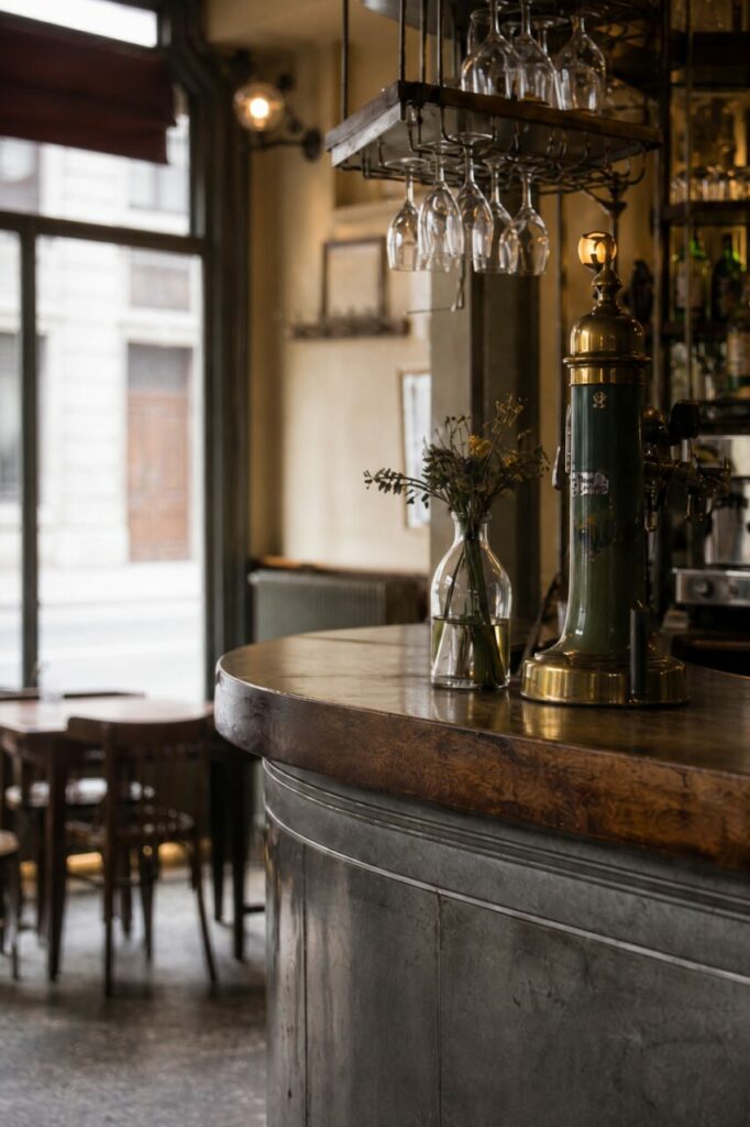 Vase et cylindre vert sur un comptoir courbe