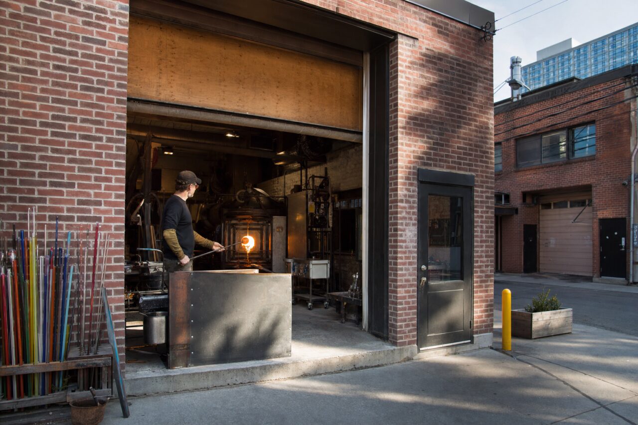 Glasblazer bij de oven in een atelier aan een straat in Toronto