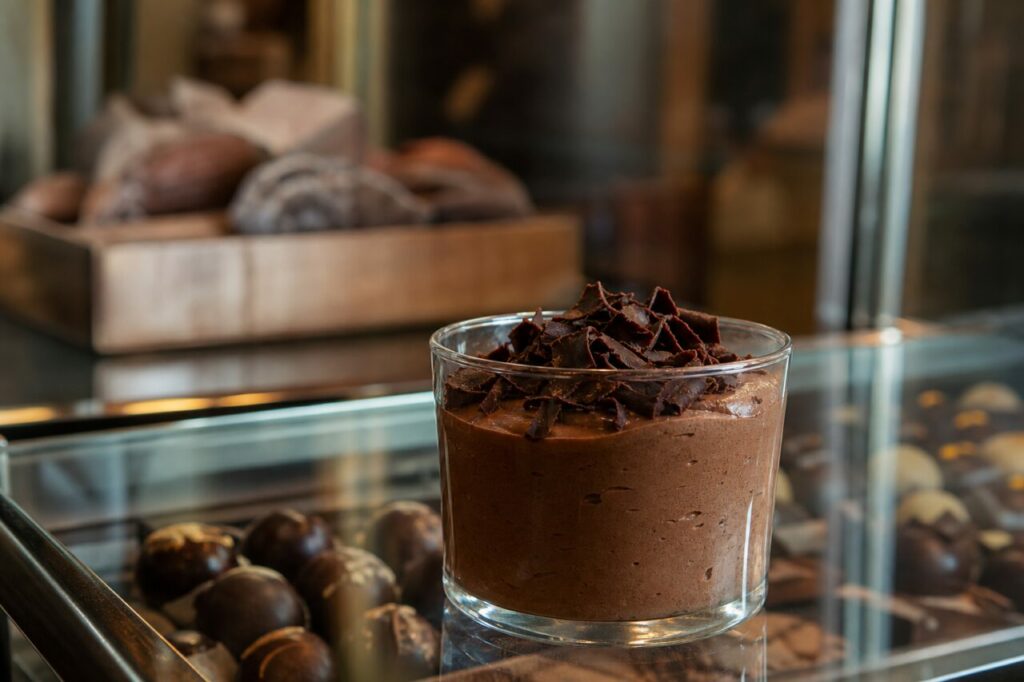 Schokoladenmousse im Glas in der Kühlvitrine