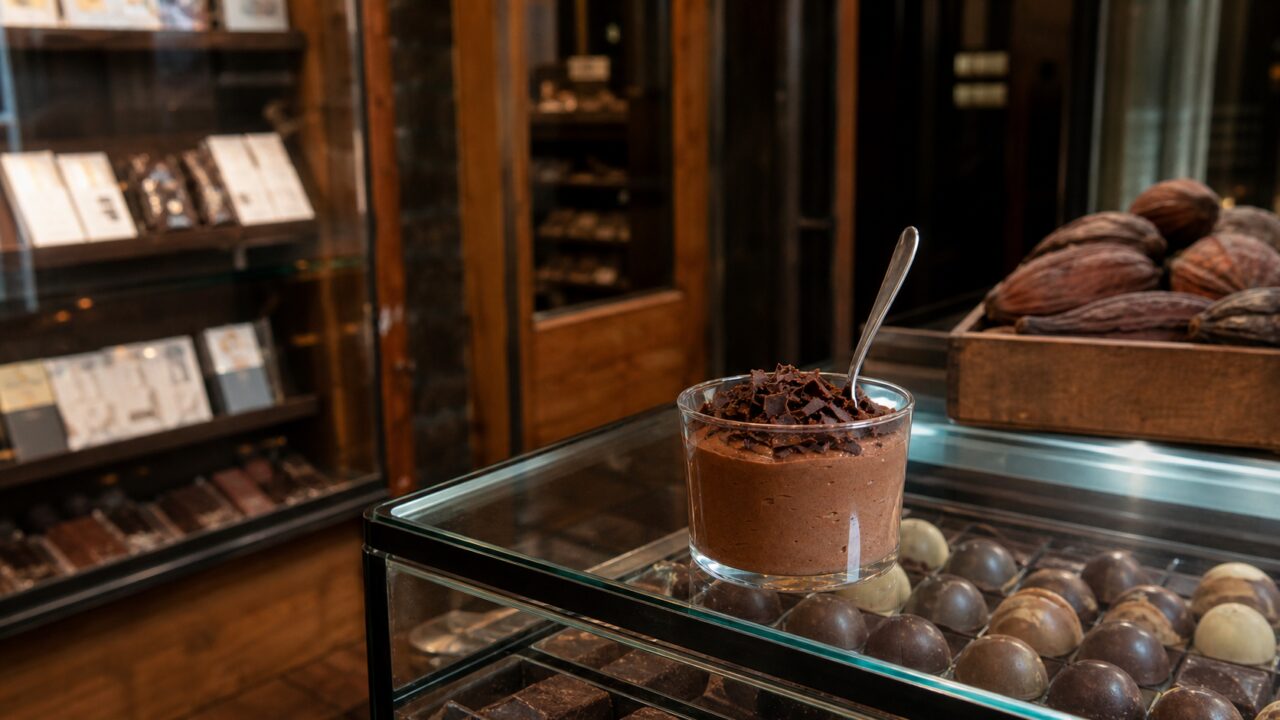 Schokoladenmousse im Glas auf einer Vitrine