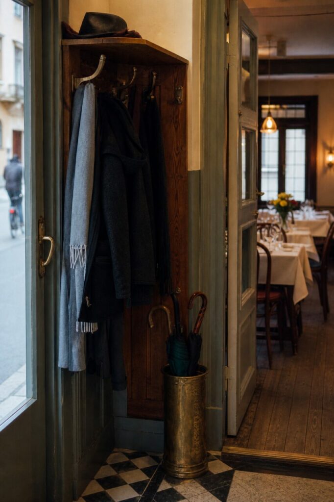Garderobe zwischen heller Straße und beleuchtetem Raum