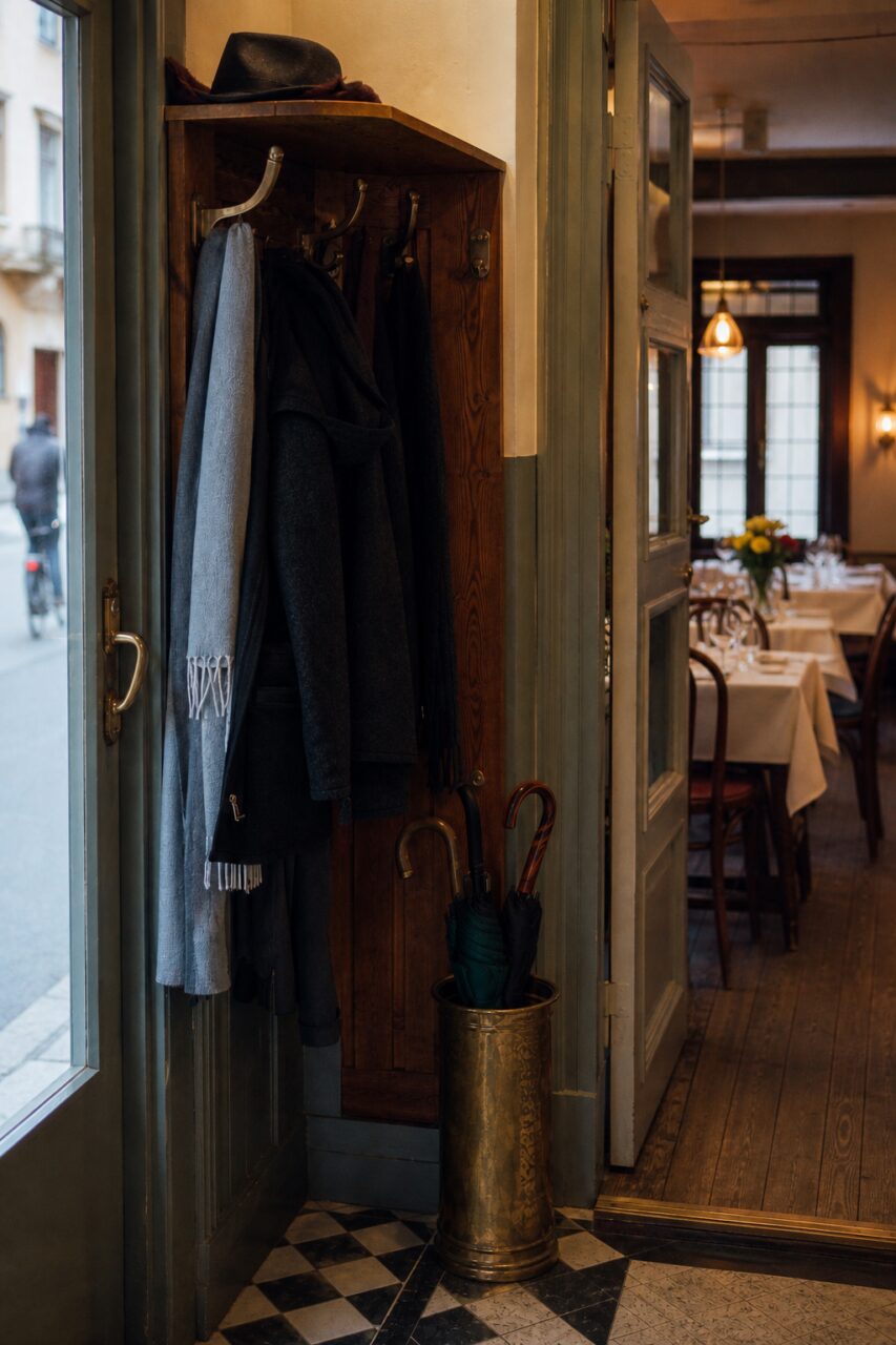 Vestiaire entre rue claire et salle éclairée