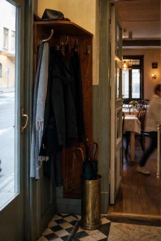 Garderobe neben einem Raum mit bewegter Person