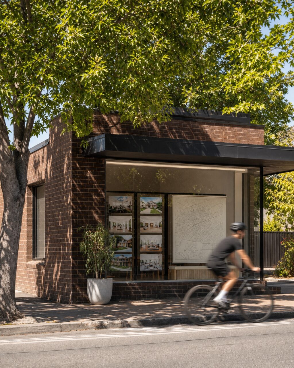 Immobilienauslage in Melbourne mit bewegtem Radfahrer