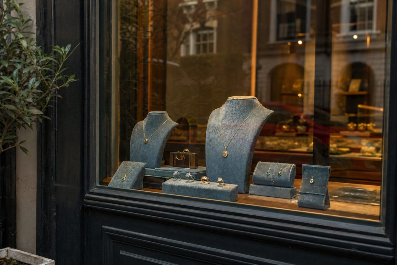 Schaufenster mit blaugrauen Aufstellern und hängenden Formen