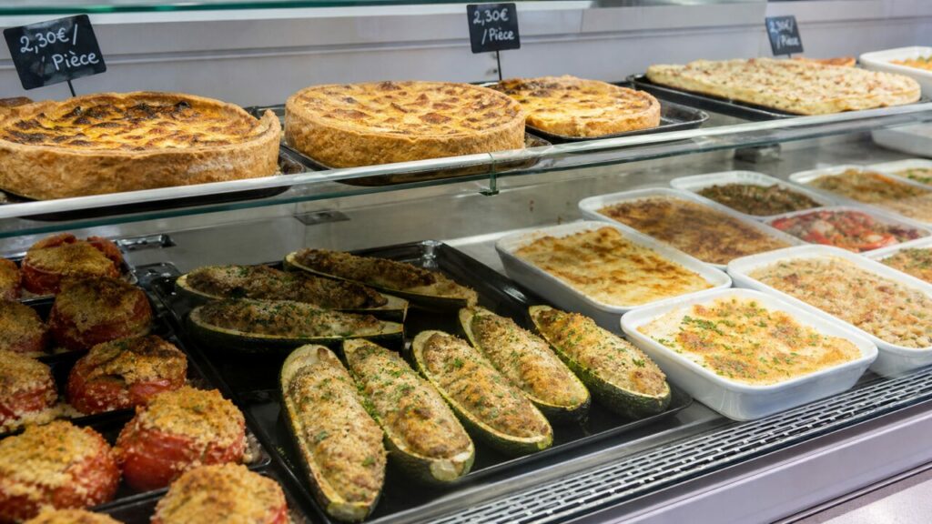 Vitrine réfrigérée de plats préparés avec quiches et légumes farcis