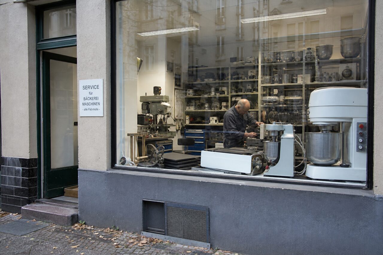 Vitrine d’un service de machines de boulangerie avec batteurs et pièces détachées à Berlin