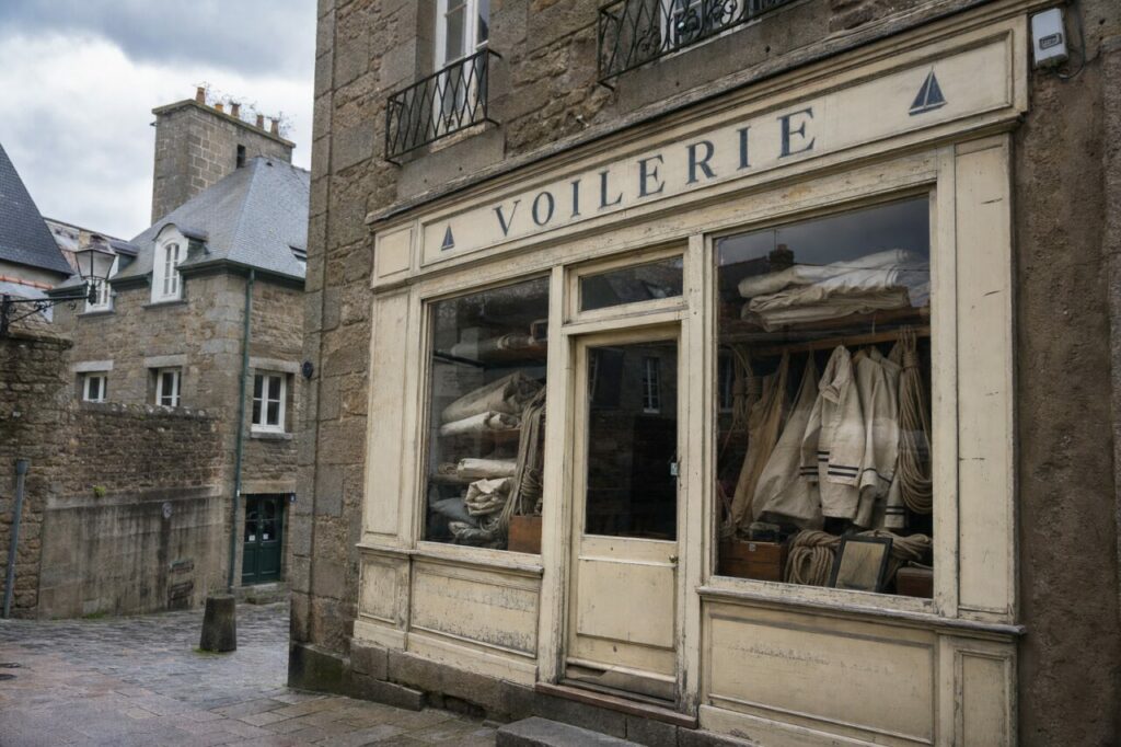Voilerie ancienne à Saint-Malo, enseigne marine et voiles dans une vitrine