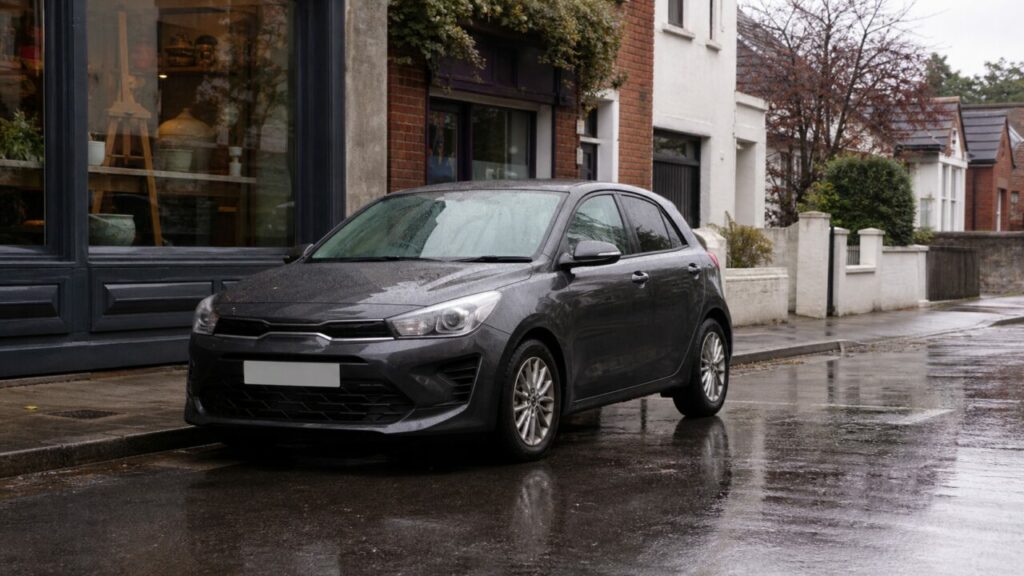 Voiture gris foncé sur une chaussée mouillée