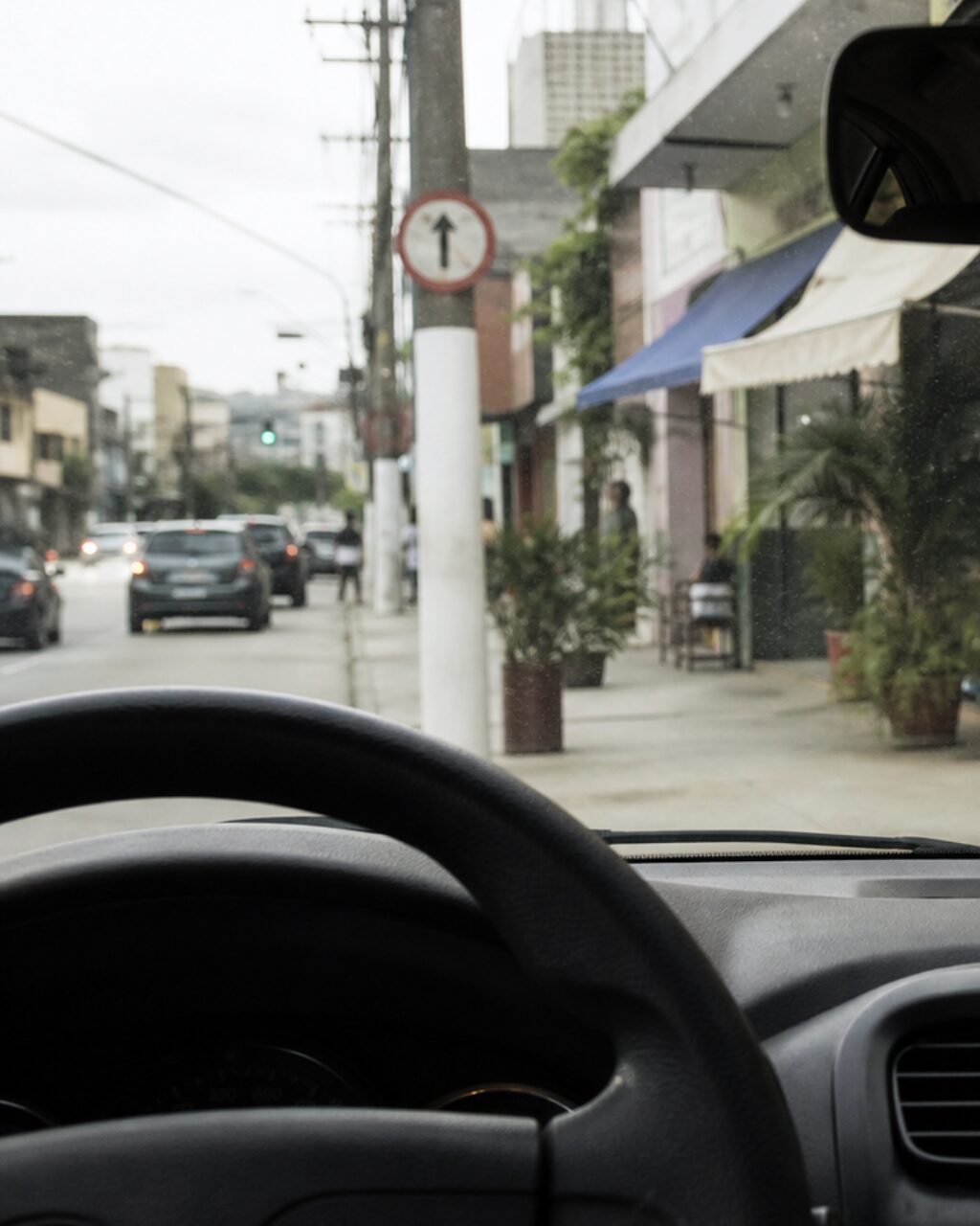 Volant sombre face à une rue en perspective