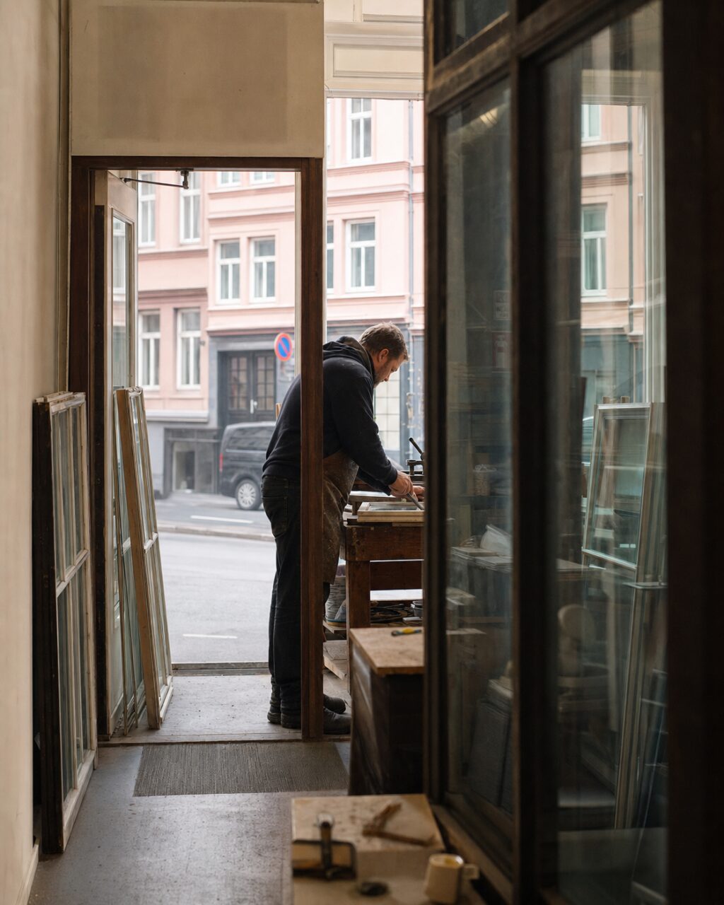 Vista interna di un laboratorio di restauro finestre aperto sulla strada a Oslo