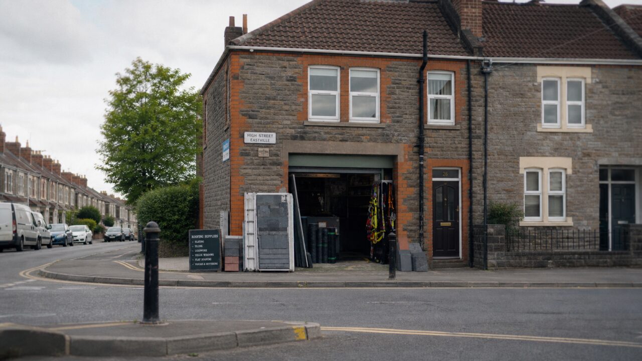 Weite Ansicht des Dachbedarfsladens am 26 High Street Eastville in Bristol