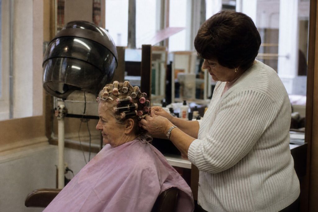 Vue large d’une pose de rouleaux au salon