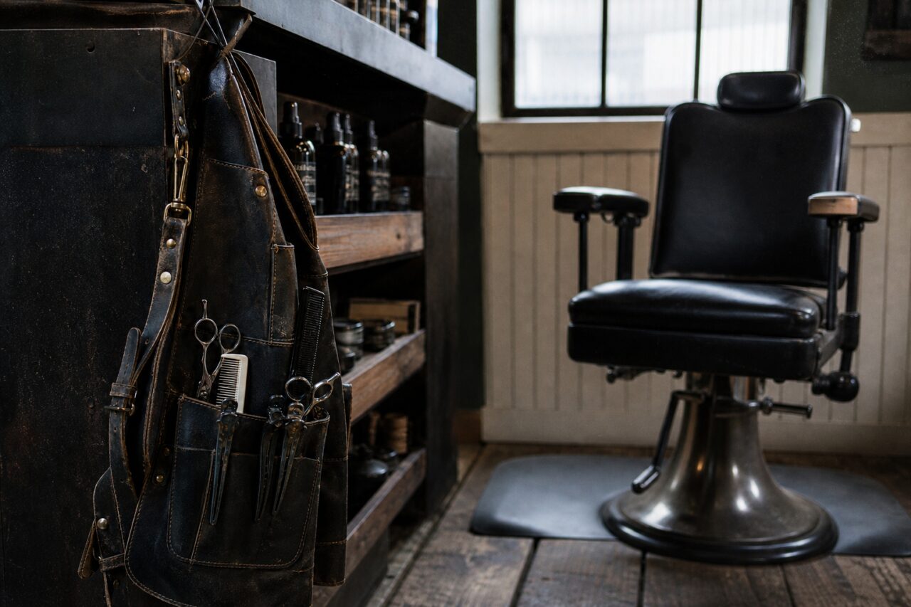 Vue large du tablier suspendu et du fauteuil noir