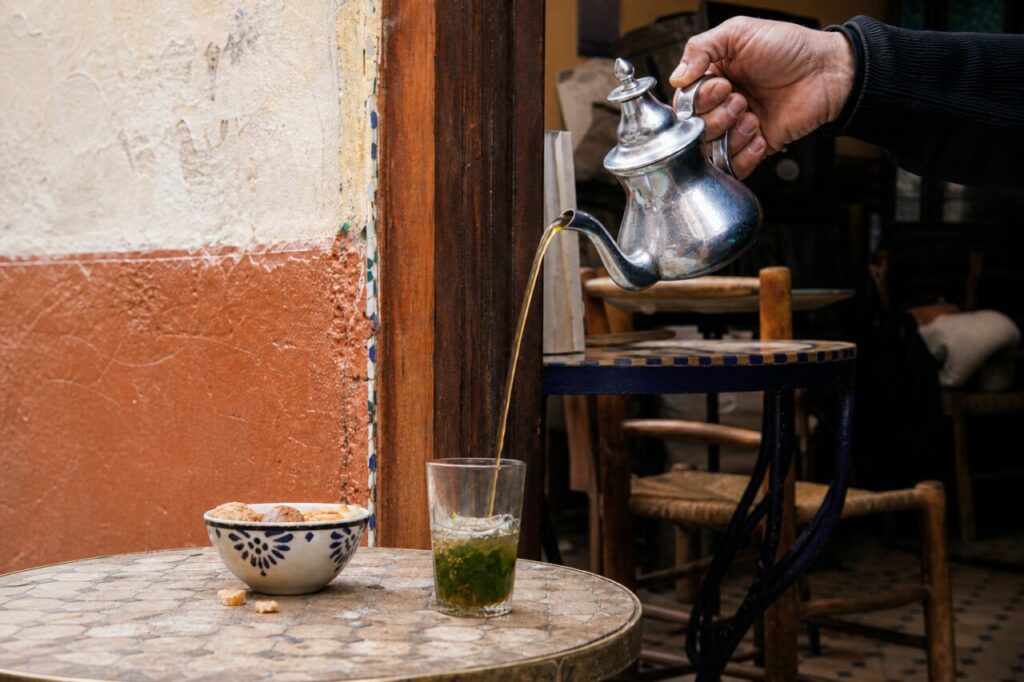 Zijaanzicht van de pot boven een glas met bladeren