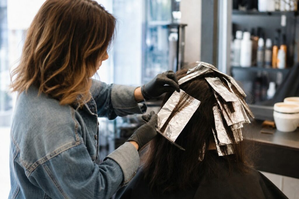 Mit Folien belegtes Haar neben dem Salonspiegel