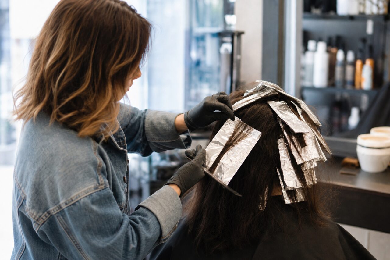 Haar met vellen naast de spiegel van de salon