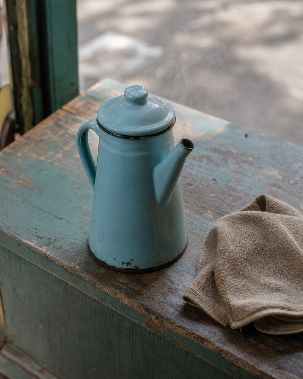 Vista cenital de una cafetera humeante y un paño