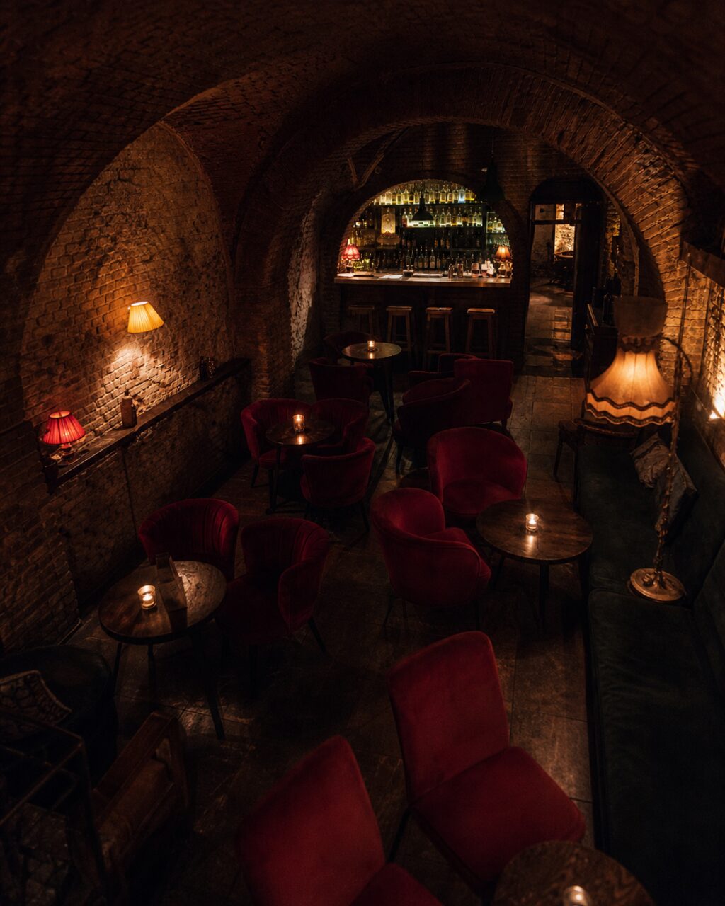 Vue plongeante sur les tables du bar voûté