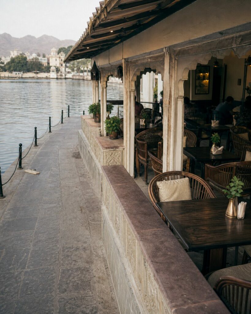 Vue plongeante sur les tables et la rive