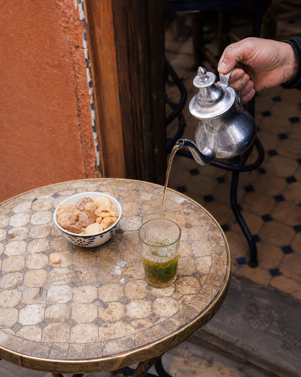 Bovenaanzicht van pot, glas en koekjeskom