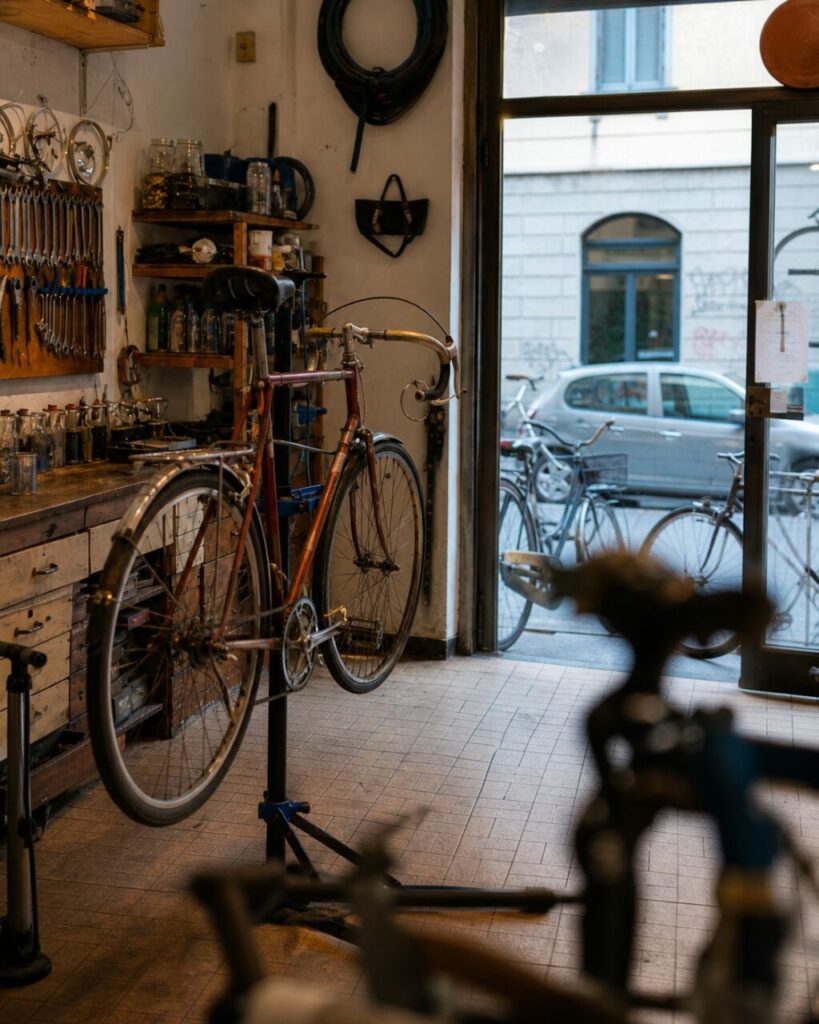 Vue verticale d’un atelier de vélos depuis la porte ouverte à Milan