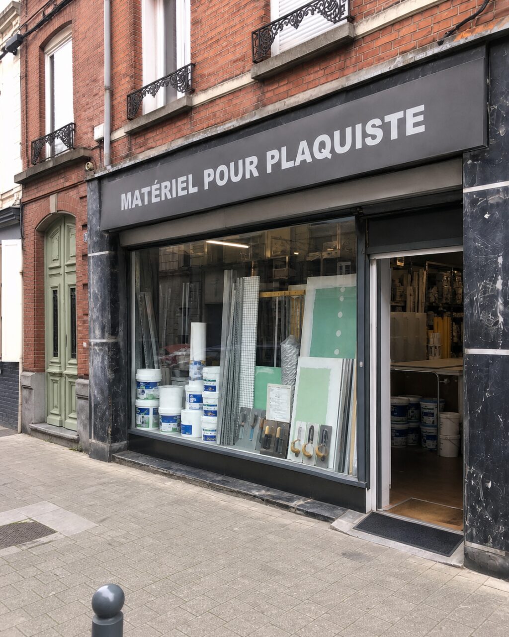 Senkrechte Ansicht des Trockenbaugeschäfts mit Hausnummer 32 in Lille