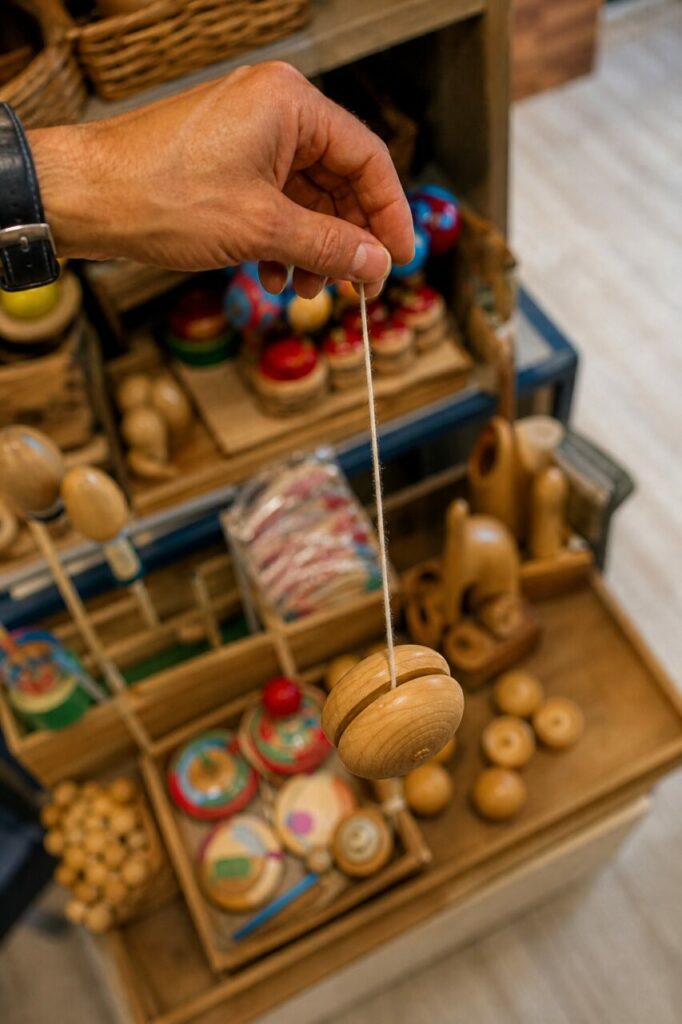 Holzjojo von oben über einer Spielzeugauslage
